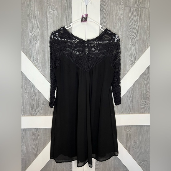 321. As U Wish Juniors' Lace-Trim Shift Dress M - Picture 5 of 5